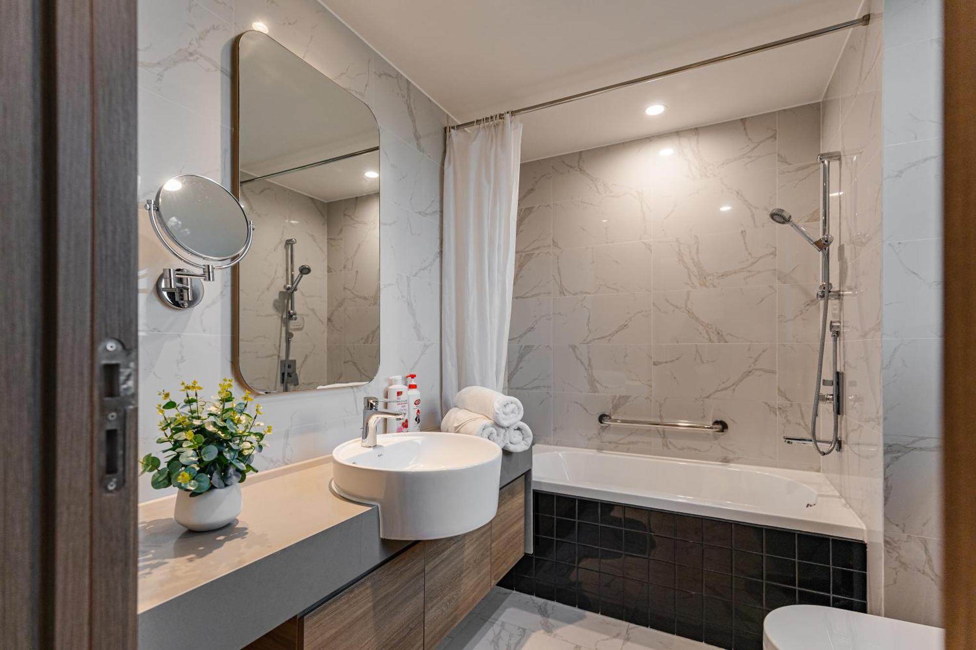 Luxury 2 Or 3Br Apartment In Dist 1 N Pool, Gym, Airport Pickup Хошимін Екстер'єр фото